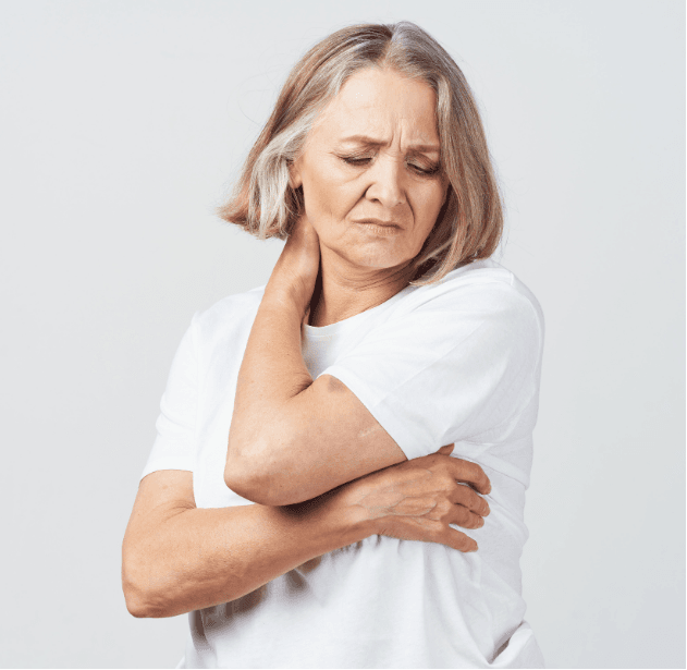 Idosa com dores no pescoço